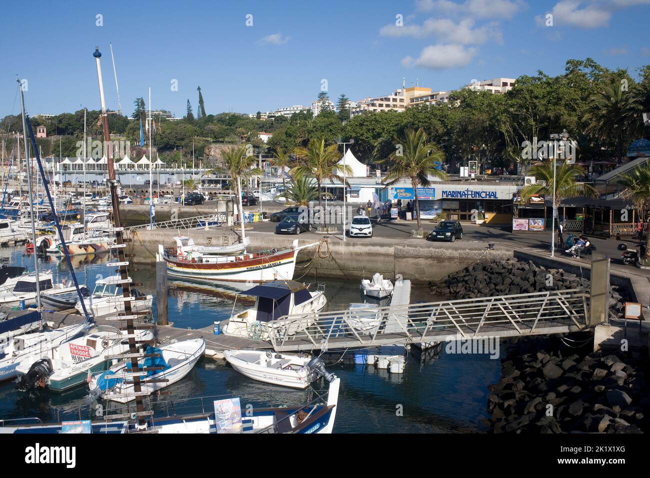 Barcos amarrados y oficinas de excursiones en el puerto deportivo de Funchal Madeira Foto de stock