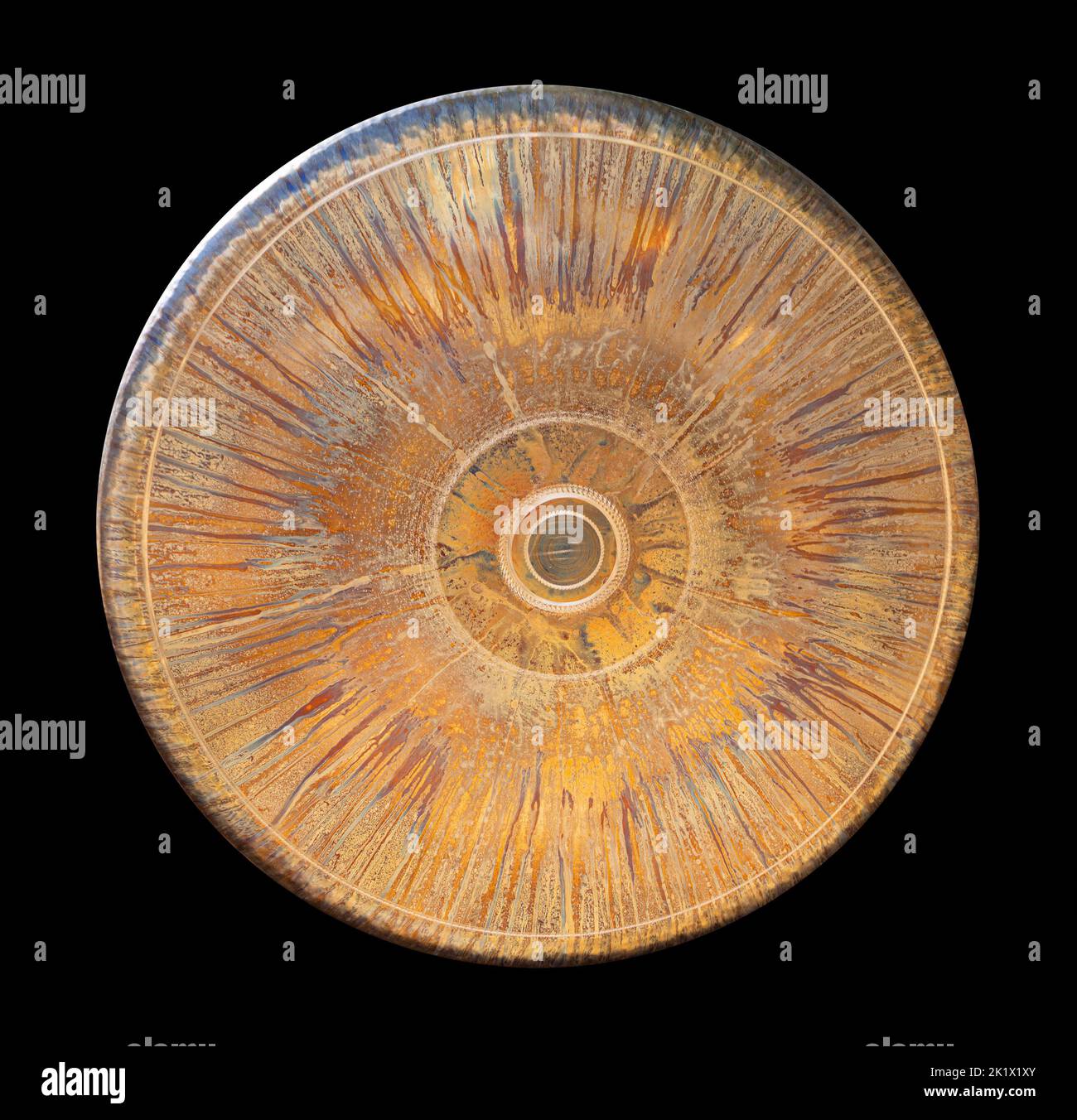 Colorido gong metálico aislado en la parte posterior negra Foto de stock