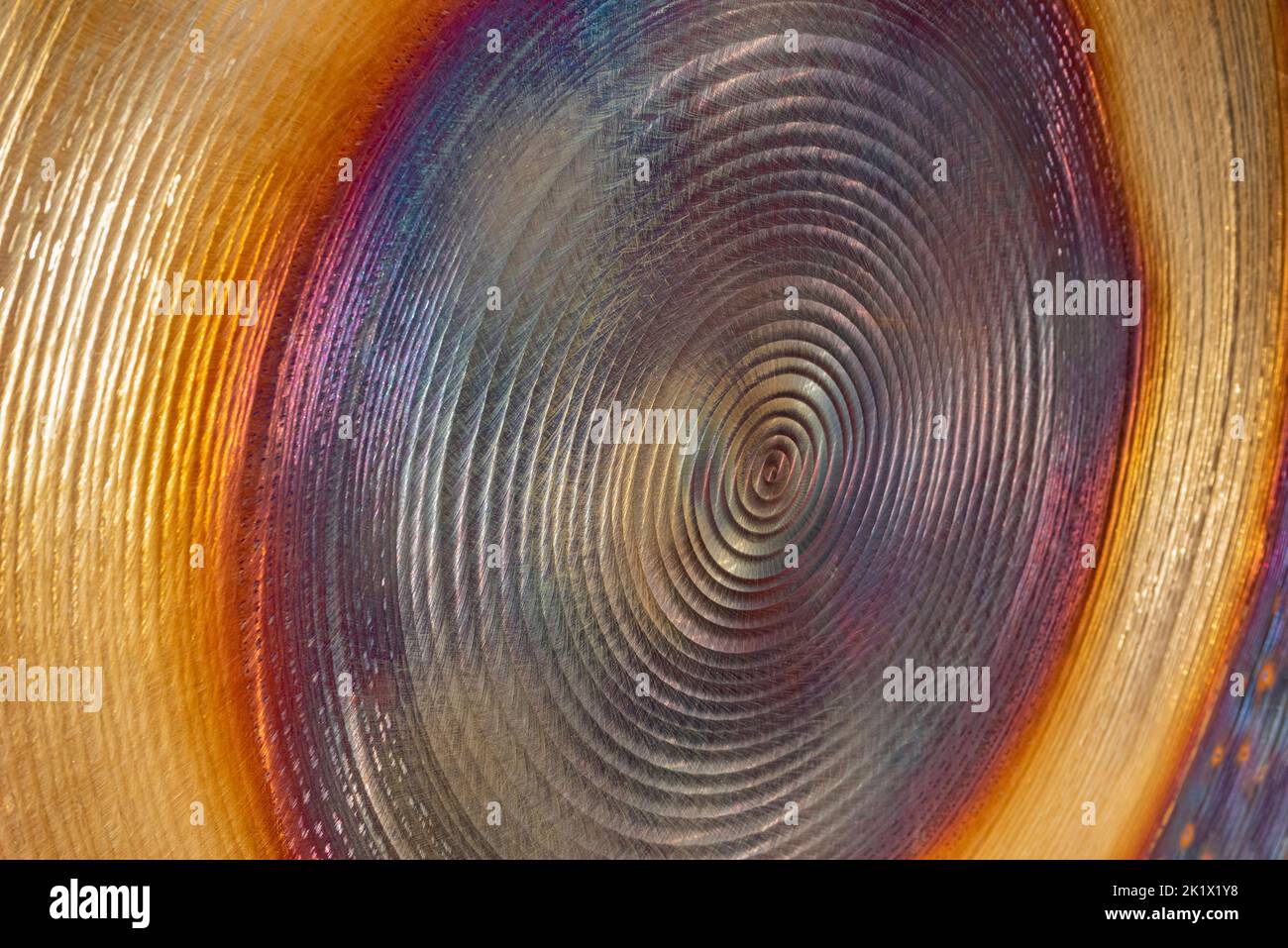 Imagen abstracta de fotograma completo de un colorido gong metálico Foto de stock