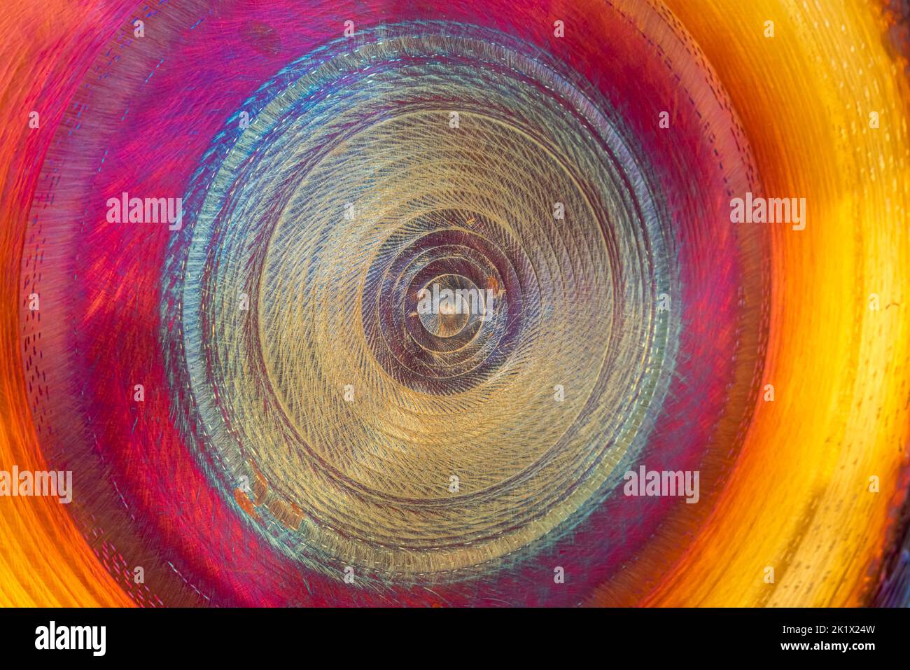 Imagen abstracta de fotograma completo de un colorido gong metálico Foto de stock