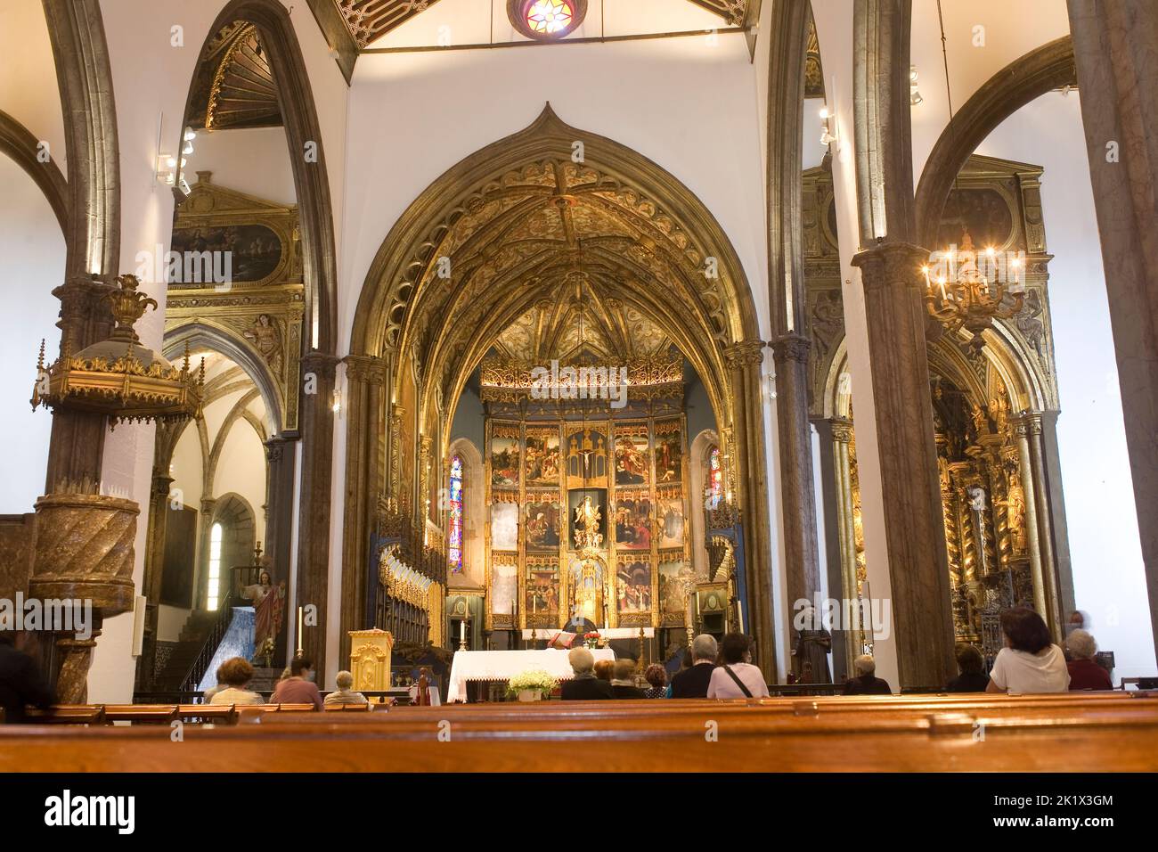 Vista hacia el altar dentro de la catedral de Nuestra Señora de la Asunción en Funchal Madeira Foto de stock