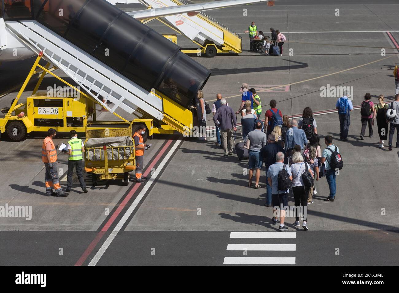 Pasajeros que embarcan en un avión Easyjet en el aeropuerto internacional de Funchal Madeira Foto de stock