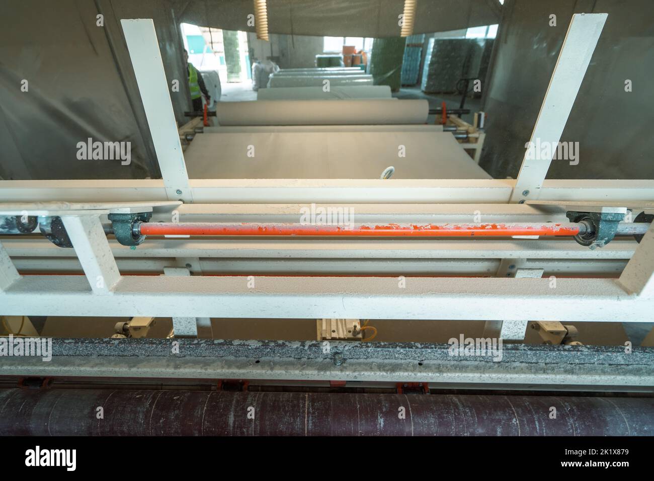 Producción de papel higiénico. Máquina con un rollo grande de papel