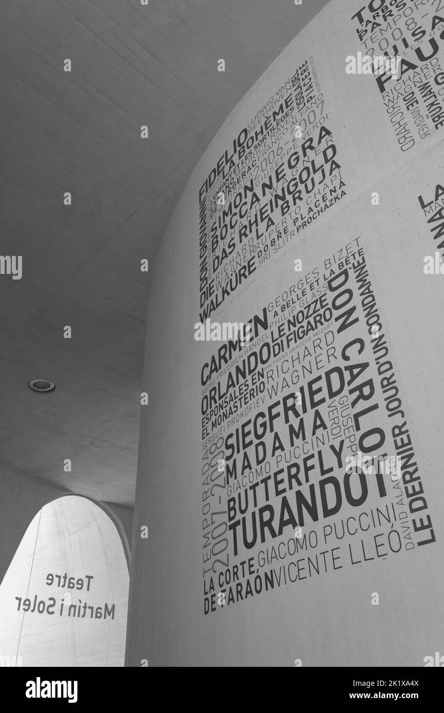 Detalle interior de El Palau de les Arts Reina Sofía, Casa de la Ópera, en la Ciudad de las Artes y las Ciencias de Valencia, España al atardecer en septiembre Foto de stock
