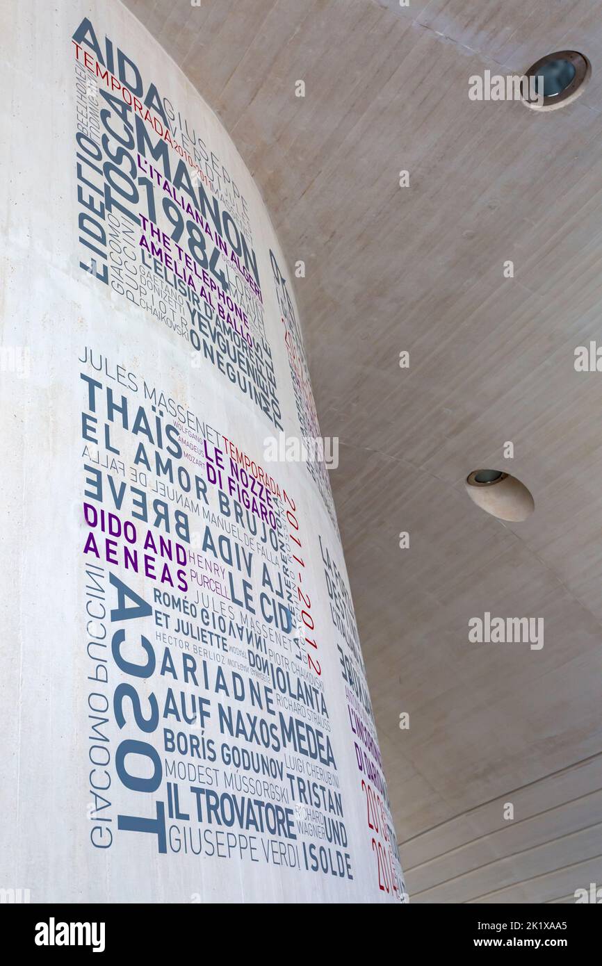 Detalle interior de El Palau de les Arts Reina Sofía, Casa de la Ópera, en la Ciudad de las Artes y las Ciencias de Valencia, España al atardecer en septiembre Foto de stock