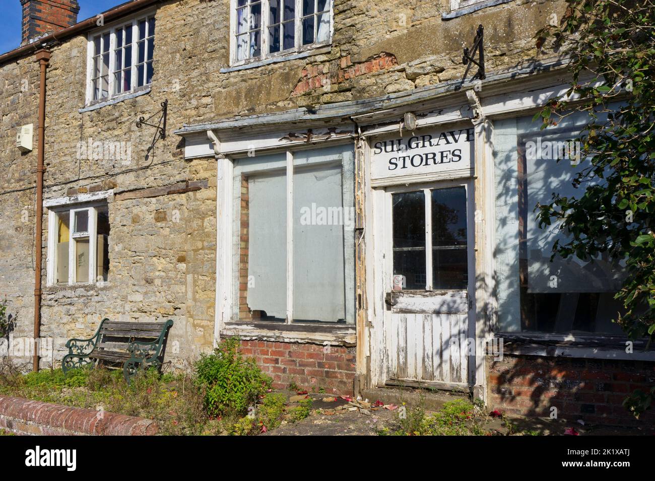 Fachada dilipendiada de una tienda de pueblo cerrada, Sulgrave, Northamptonshire, Reino Unido Foto de stock