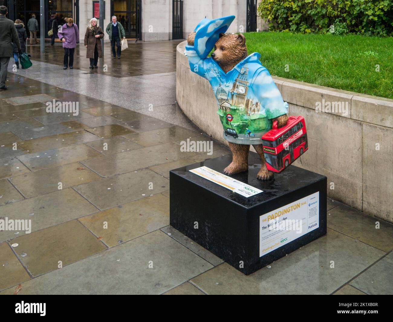Estatua del oso de Paddington diseñada por Boris Johnson llamada Oso de Londres, Trafalgar Square, Londres. Foto de stock