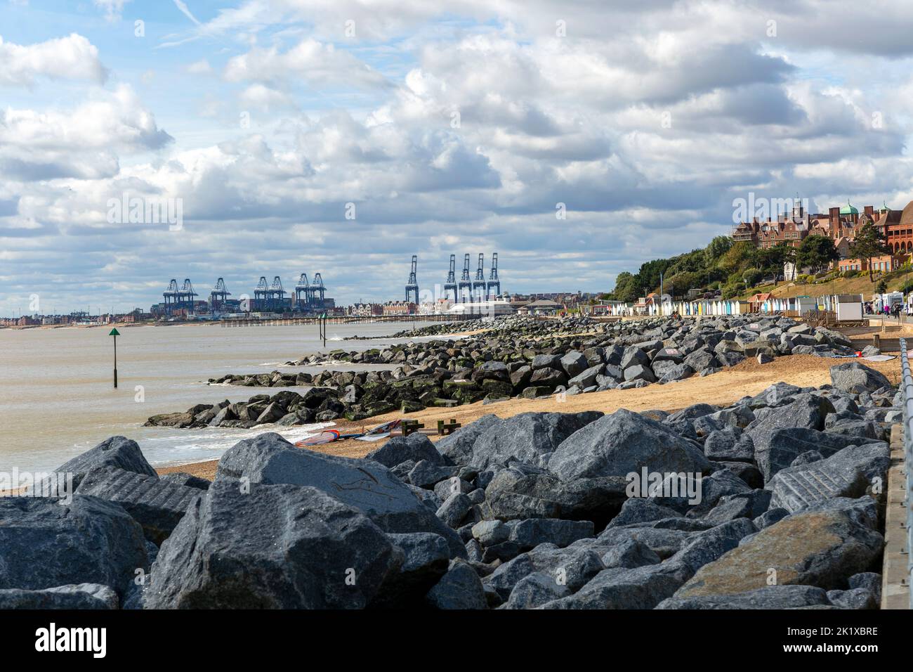 La playa con armadura de roca crece a lo largo de la costa en Felixstowe, Suffolk, Inglaterra, Reino Unido Foto de stock