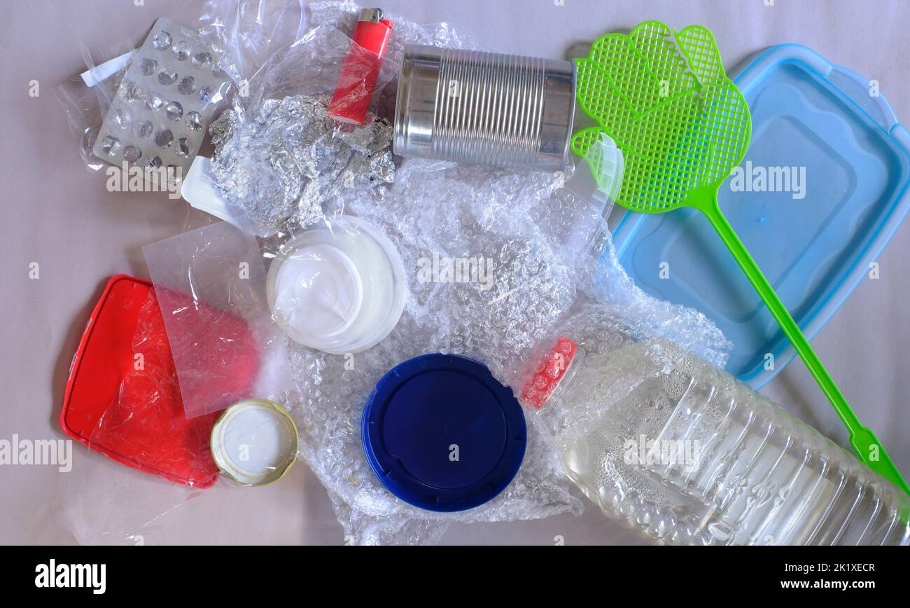 materiales de reciclaje, residuos plásticos, aluminio, hojalata, conservación medioambiental, concepto de ciclo de sustancias recuperadas Foto de stock