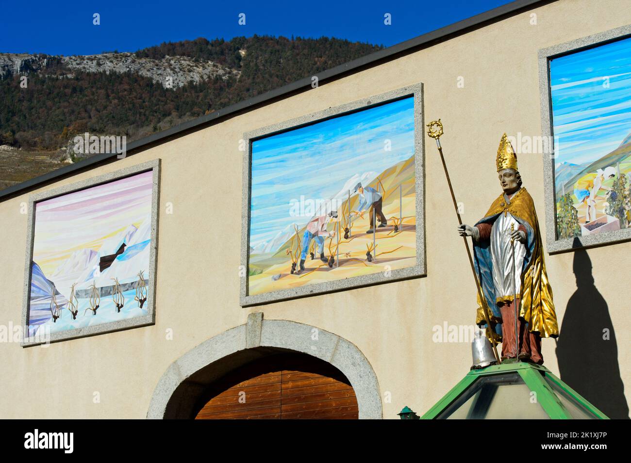 Estatua de San Teodul, primer obispo de Valais y patrón de los viticultores, en la antigua abadía de Vetroz, Vetroz, Valais, Suiza Foto de stock