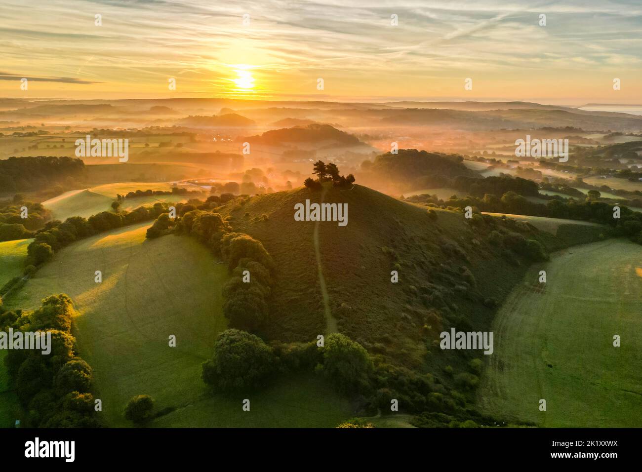 Vista desde el aire de la brumosa salida del sol en Colmers Hill en Symondsbury cerca de Bridport en Dorset. Crédito de la fotografía: Graham Hunt/Alamy Foto de stock