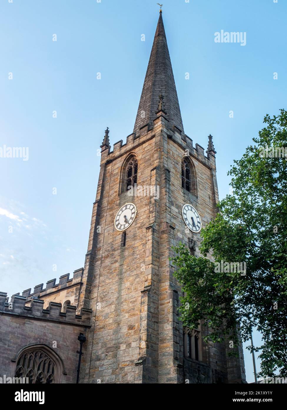 La Iglesia de San Pedro con San Jaime de la Puerta de San Pedro al amanecer en Nottingham Nottinghamshire, Inglaterra Foto de stock