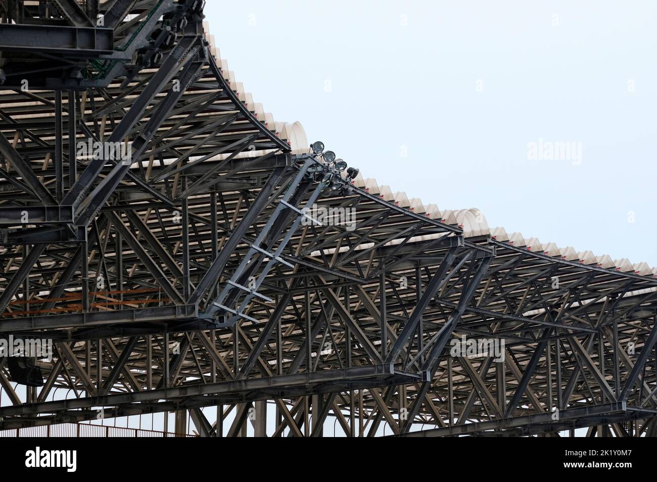 Techo de estadio con focos a primera hora de la tarde en Nápoles, Italia Foto de stock