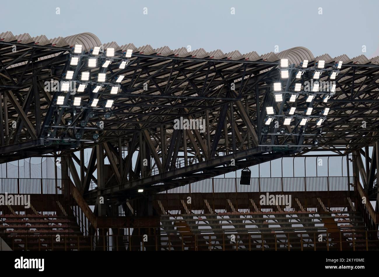 Techo de estadio con focos a primera hora de la tarde en Nápoles, Italia Foto de stock