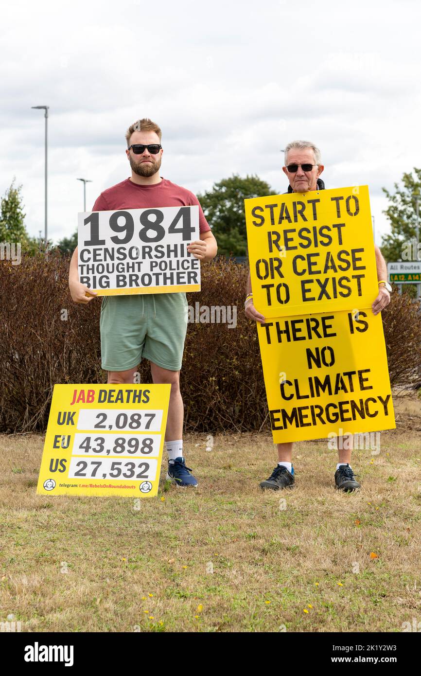 Protesta en la ajetreada ronda, Martlesham, Suffolk, Inglaterra, Reino Unido - no hay emergencia climática, censura 1984, muertes por jab Foto de stock