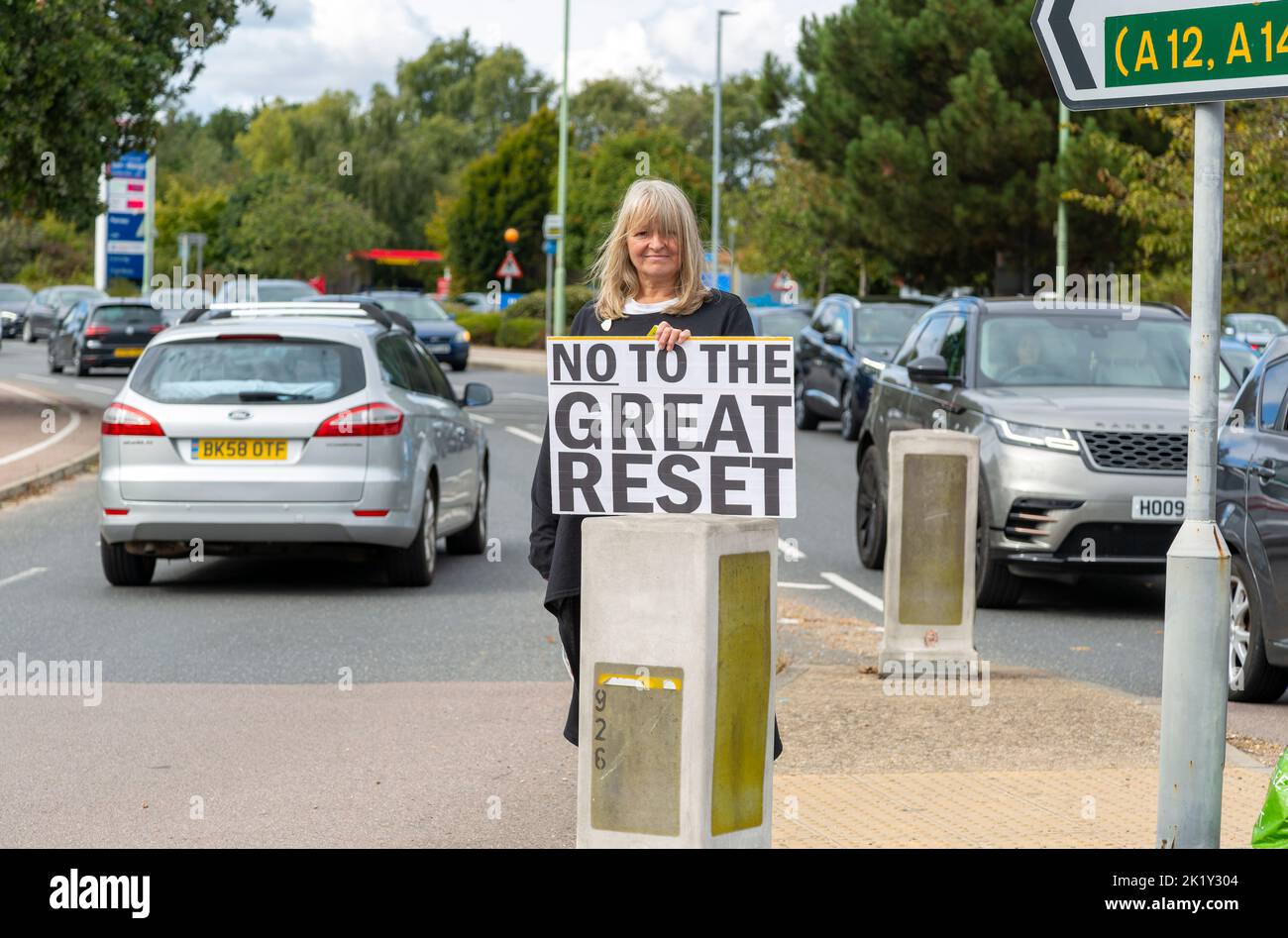 Protesta en la concurrida rotonda, Martlesham, Suffolk, Inglaterra, Reino Unido - No al Gran Reinicio Foto de stock