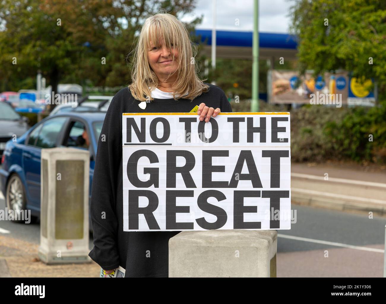 Protesta en la concurrida rotonda, Martlesham, Suffolk, Inglaterra, Reino Unido - No al Gran Reinicio Foto de stock