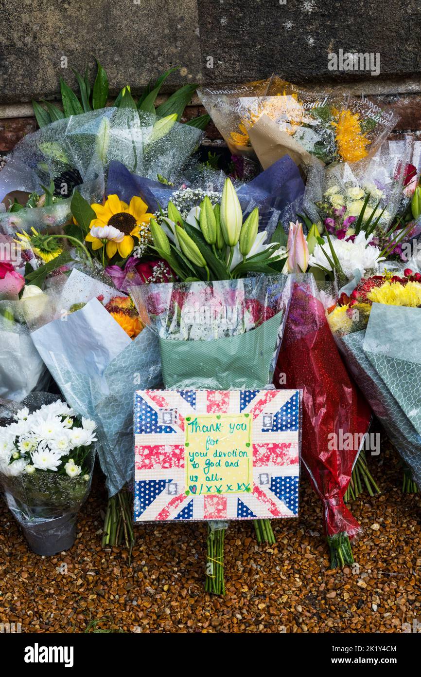 Flores dejadas por el público en las puertas de Norwich a la casa de Sandringham durante el período de luto público después de la muerte de la reina. Foto de stock