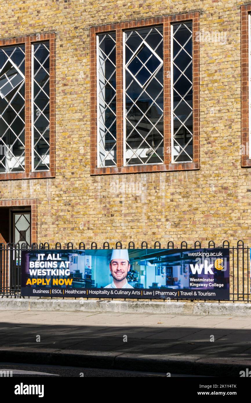 Poster promoviendo cursos en Westminster Kingsway College en Vincent Square, Londres. Foto de stock