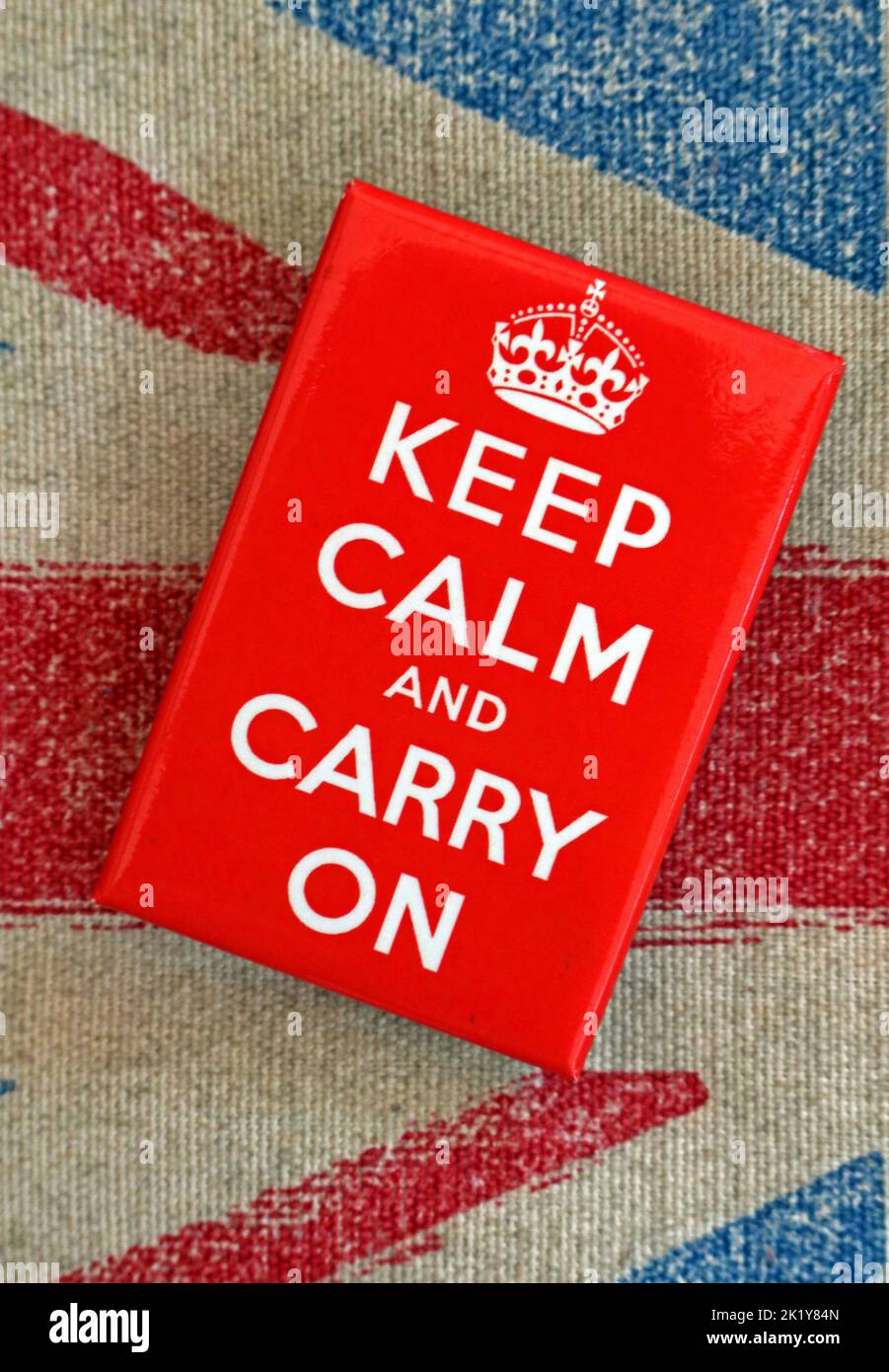 Mantenga la calma y siga el mensaje en la bandera de la Gran Unión Británica Foto de stock