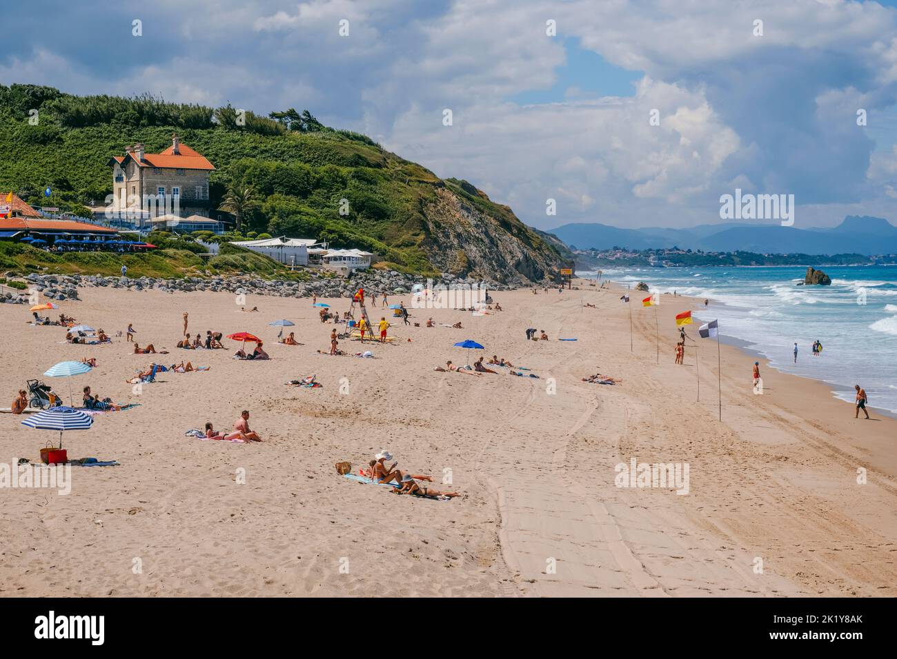 Bidarte, Francia - 24 de junio de 2022: Gente disfrutando del buen tiempo en la playa de Ilbarritz en Bidarte, Francia, en un día de verano Foto de stock