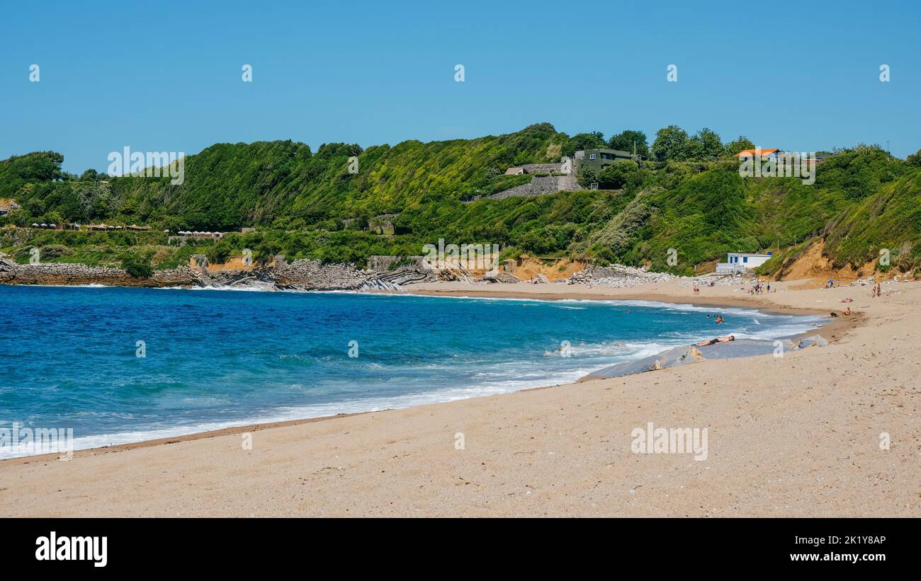 Saint-Jean-de-Luz, Francia - 24 de junio de 2022: Una vista panorámica de la playa de Plage de Lafitenia en Saint-Jean-de-Luz, Francia, y algunas personas disfrutando del Goo Foto de stock