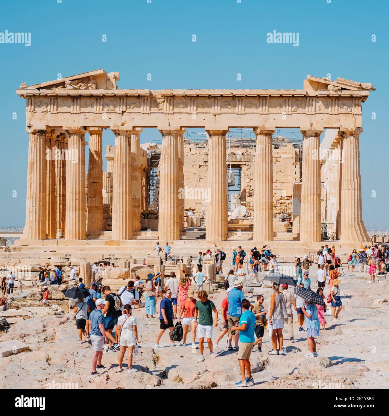 Atenas, Grecia - 30 de agosto de 2022: Una multitud de visitantes delante de los restos del famoso Partenón, en la Acrópolis de Atenas, Grecia Foto de stock