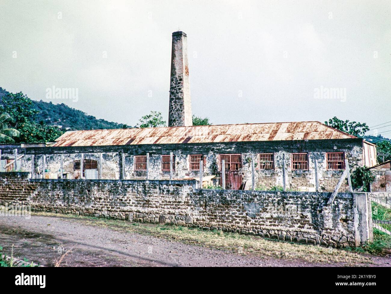 Subtitulado como 'viejo molino de azúcar ahora una fábrica de muebles', Islas de Barlovento, Indias Occidentales, 1962 Foto de stock