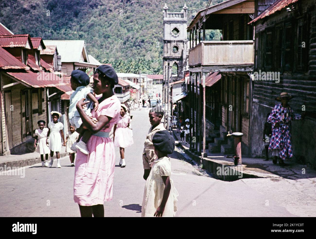Domingo por la mañana niños de la calle niñas ropa para la iglesia, Soufriere, Santa Lucía, Islas de Barlovento, Indias Occidentales, 1962 Foto de stock