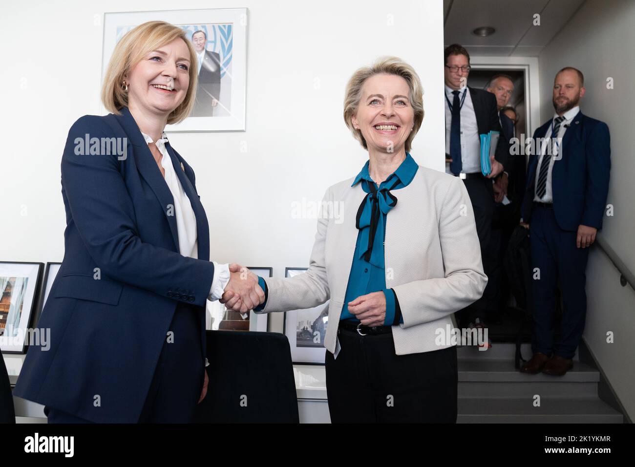 La Primera Ministra Liz Truss (izquierda) mantiene un acuerdo bilateral con la Presidenta de la Comisión Europea, Ursula Von Der Leyen, durante su visita a Estados Unidos para asistir a la Asamblea General de la ONU de 77th en Nueva York. Fecha de la foto: Miércoles 21 de septiembre de 2022. Foto de stock