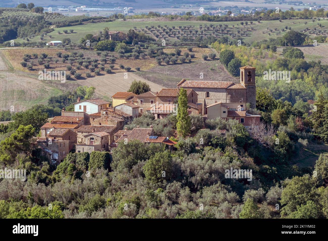 Vista panorámica del antiguo pueblo de Casalalta, Perugia, Italia y la naturaleza circundante Foto de stock
