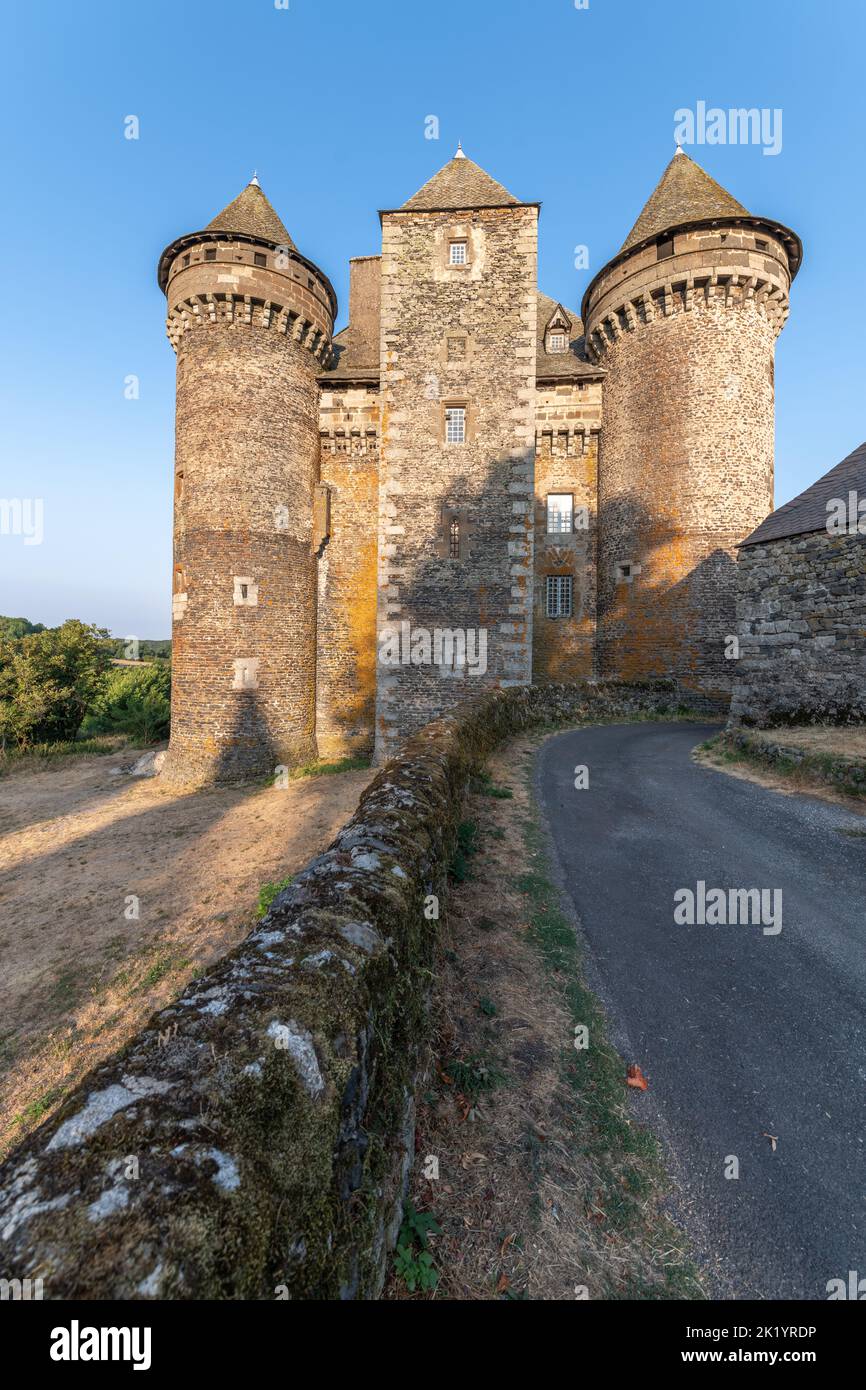Bousquet castillo del siglo 14th, clasificado como monumento histórico. Montpeyroux, Aveyron, Francia. Foto de stock