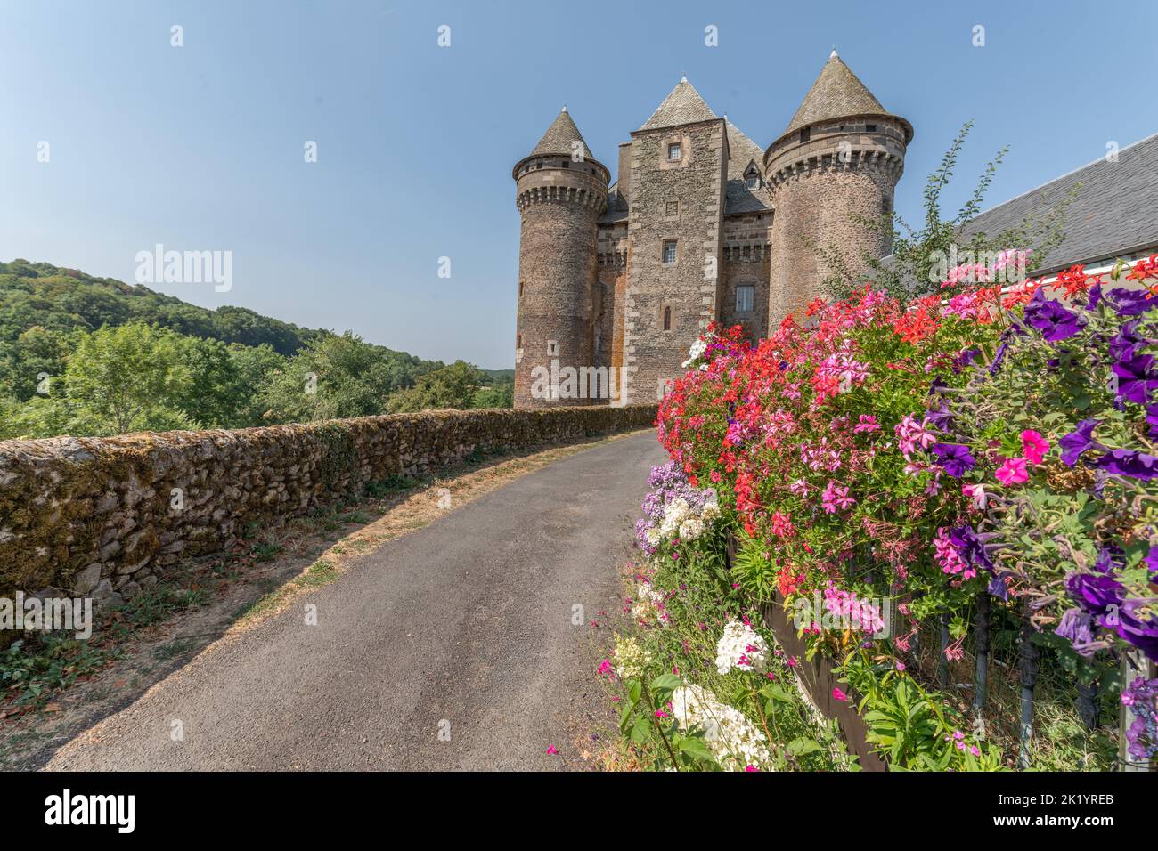 Bousquet castillo del siglo 14th, clasificado como monumento histórico. Montpeyroux, Aveyron, Francia. Foto de stock