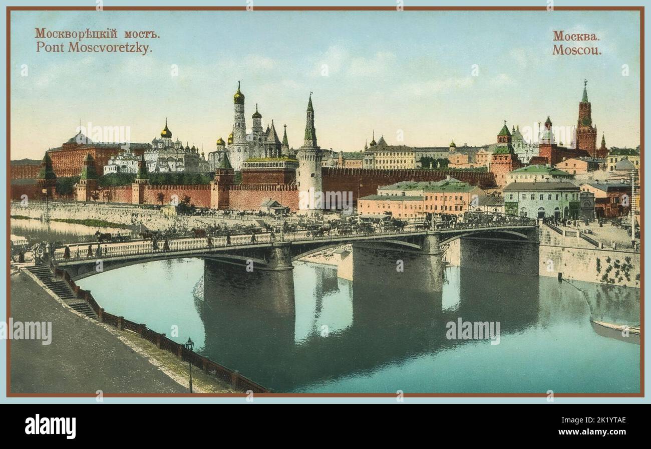 Vista panorámica de Moscú de 1900s sobre el río al Kremlin y las agujas de la iglesia Foto de stock