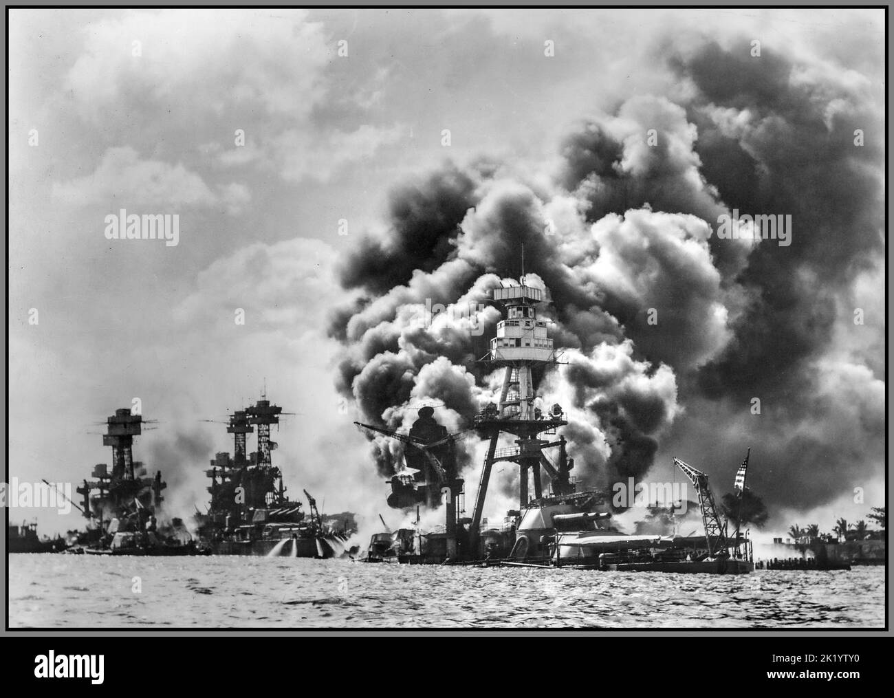 ATAQUE A PEARL HARBOR Tras un ataque furtivo japonés a estos tres acorazados de EE.UU.; de izquierda a derecha: USS West Virginia (severamente dañado), USS Tennessee (dañado), y el USS Arizona (hundido) puerto Pearl Harbor (Oahu, condado de Honolulu, Hawaii, Estados Unidos, América del Norte y Central) Fecha 7 de diciembre de 1941 Foto de stock