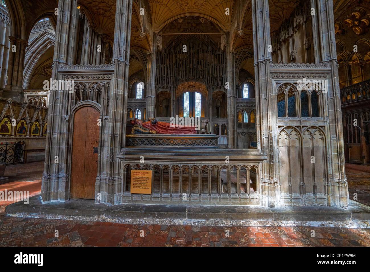 La tumba del Cardenal Beaufortat 1477 en la Catedral de Winchester, Winchester, Hampshire, Inglaterra, Reino Unido Foto de stock