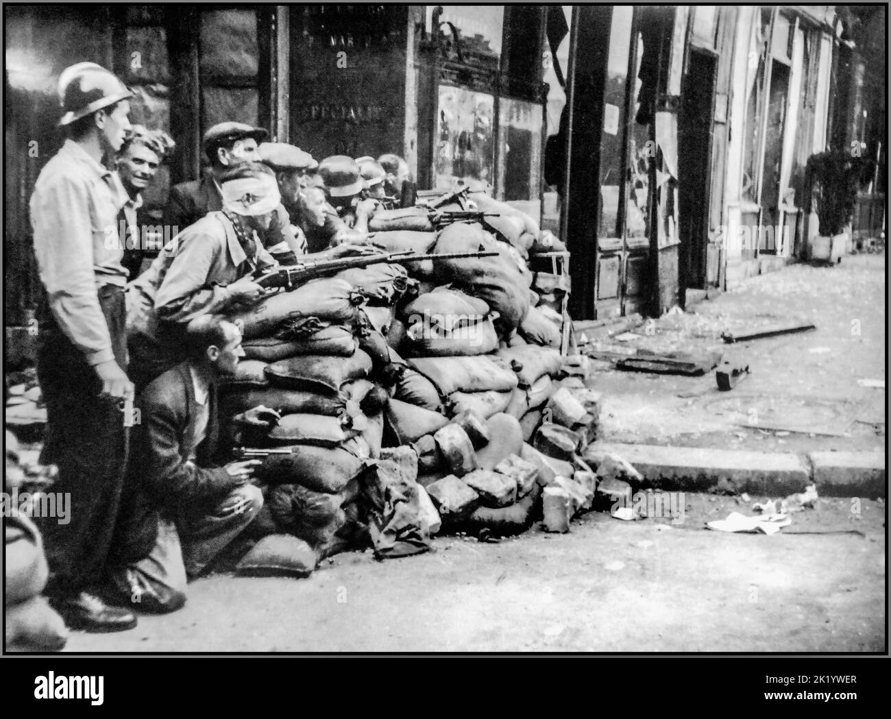 Resistencia Francesa París WW2 Hombres parisinos luchando contra los alemanes nazis ocupantes calle a calle durante la liberación de París, Francia, 1944 Foto de stock