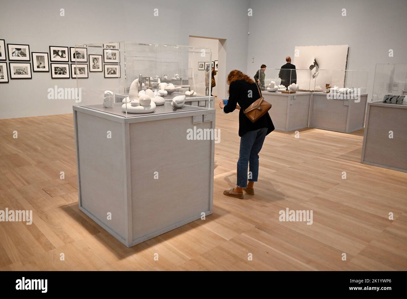 Londres, Reino Unido. Tate Modern presenta la primera gran exposición del Reino Unido de Maria Bartuszova (1936-1996), una artista que definió el mundo de la escultura en sus propios términos utilizando métodos innovadores de fundición de yeso. Foto de stock