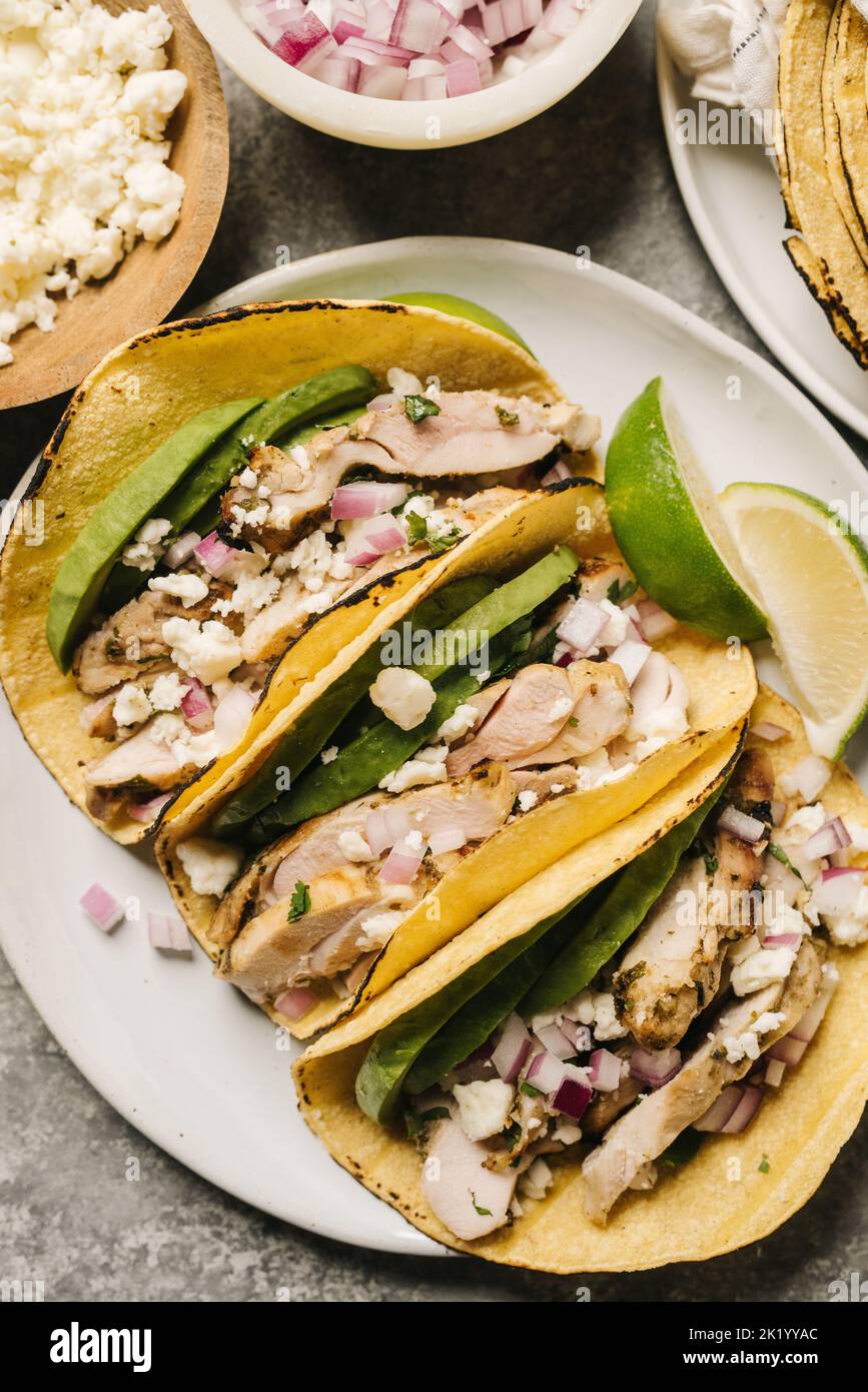 Tacos de pollo con lima cilantro con aguacate Primer plano Foto de stock