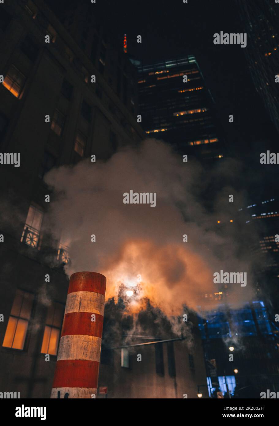 Fumar noche en la calle en la ciudad de Nueva York Foto de stock