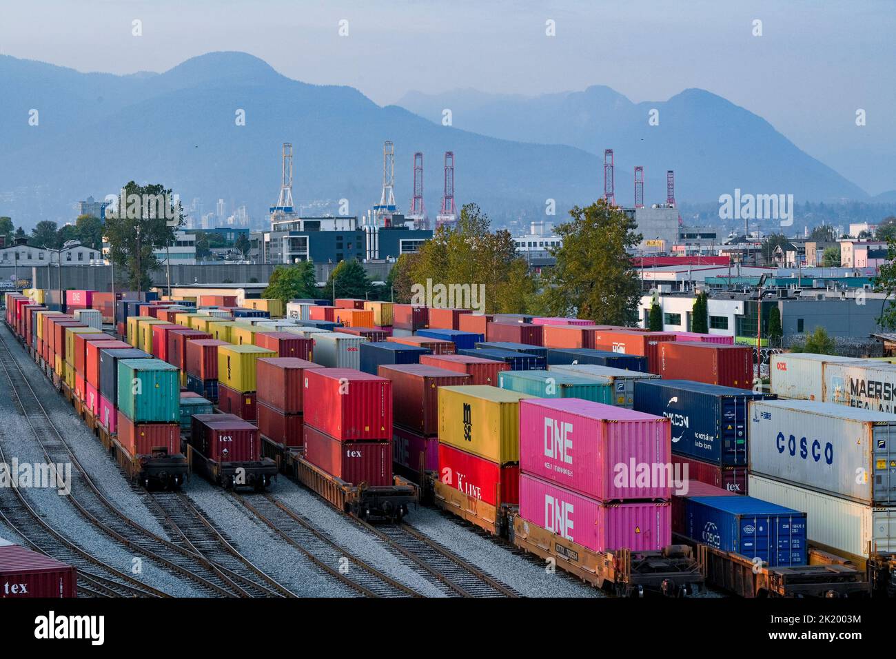 Contenedores de transporte en el patio de carga ferroviaria, cerca del Puerto de Vancouver, British Columbia, Canadá Foto de stock