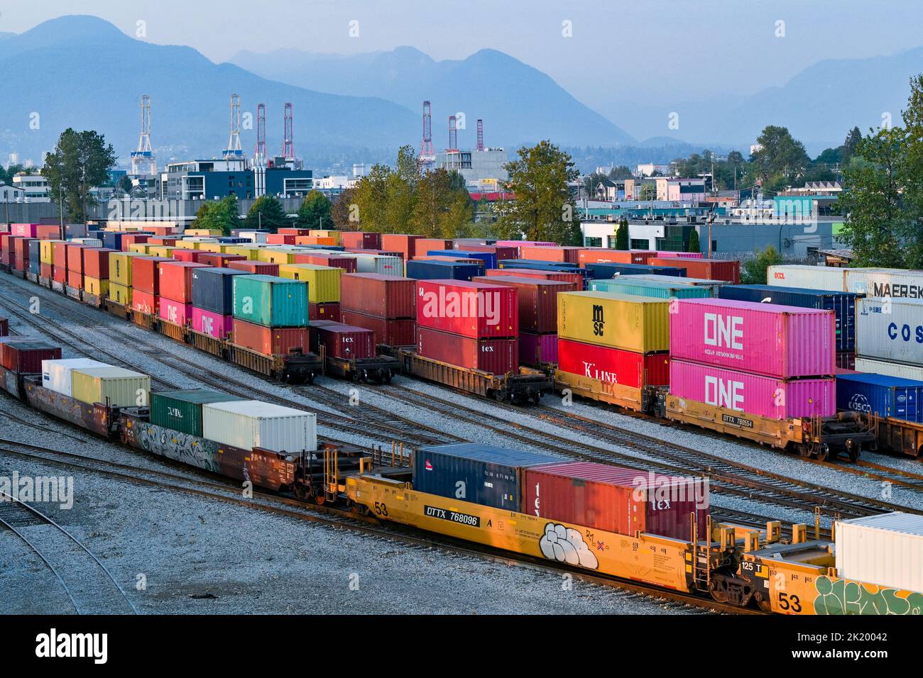 Contenedores de transporte en el patio de carga ferroviaria, cerca del Puerto de Vancouver, British Columbia, Canadá Foto de stock