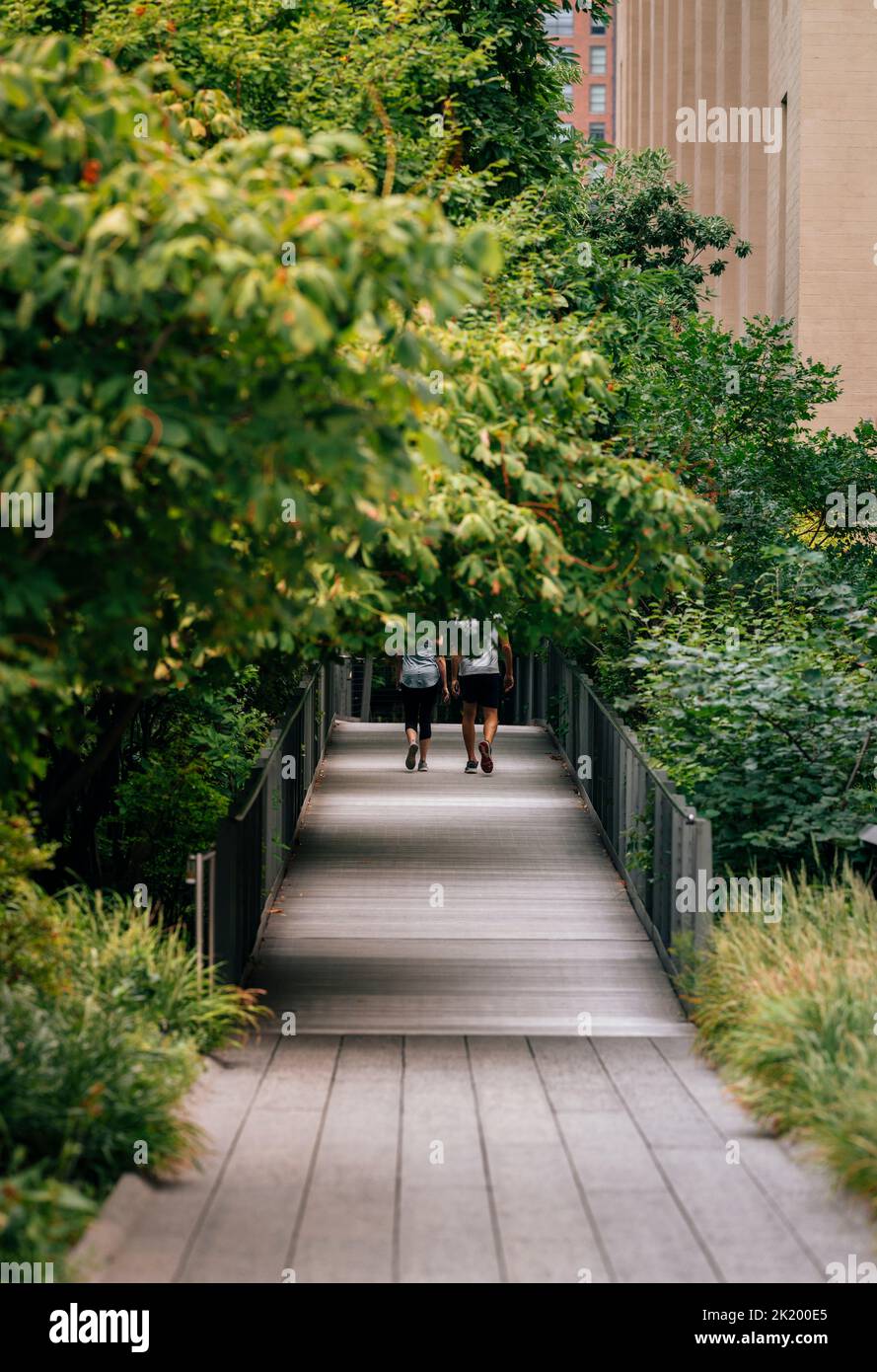 una pareja caminando en un parque de la ciudad de nueva york Foto de stock