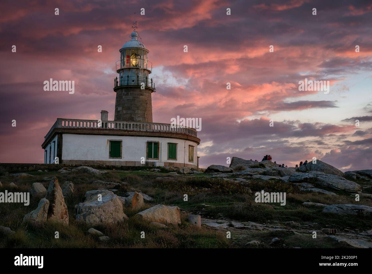 Faro de Corrubedo en Galicia durante la puesta de sol. Foto de stock