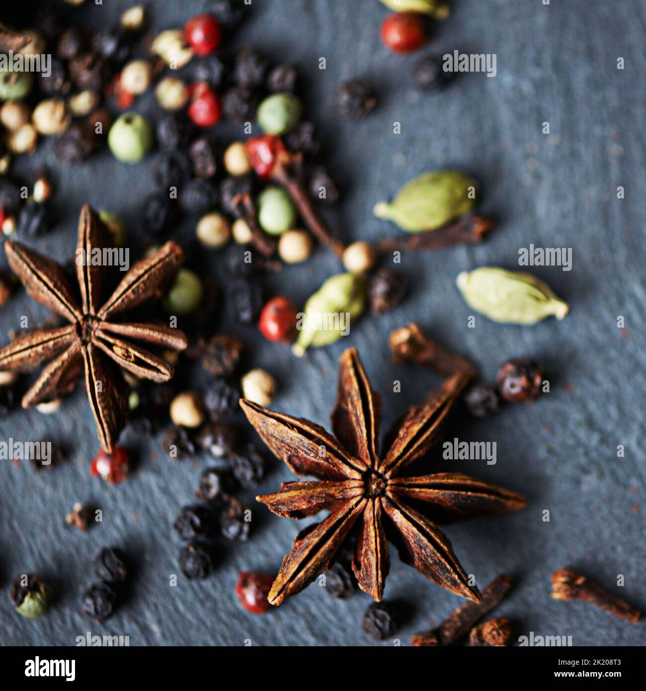 Listo para hacer un delicioso curry. Un surtido de especias coloridas. Foto de stock