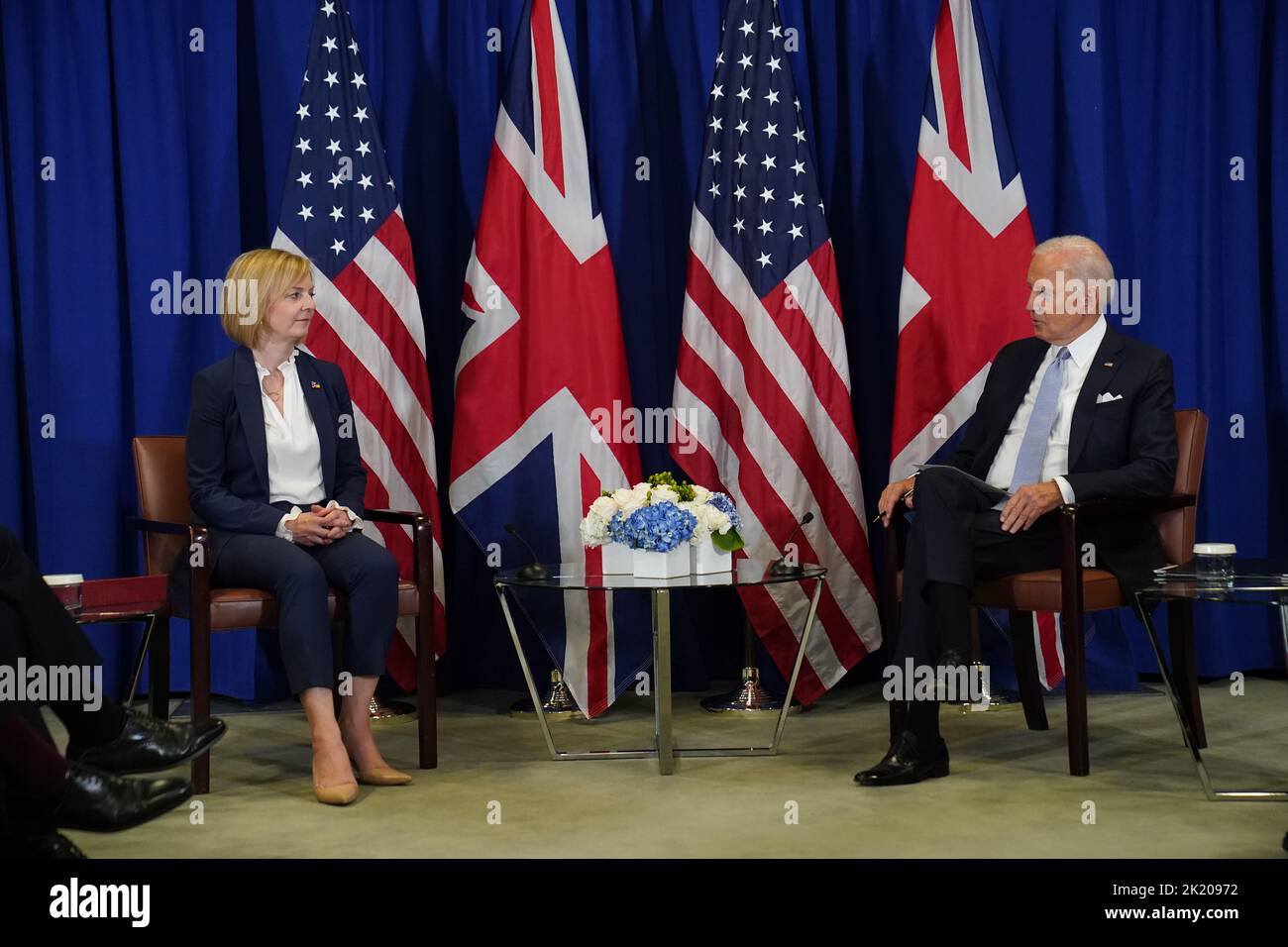 La Primera Ministra Liz Truss mantiene un acuerdo bilateral con el Presidente de Estados Unidos Joe Biden en el edificio de la ONU en Nueva York, durante su visita a Estados Unidos para asistir a la Asamblea General de la ONU de 77th. Fecha de la foto: Miércoles 21 de septiembre de 2022. Foto de stock