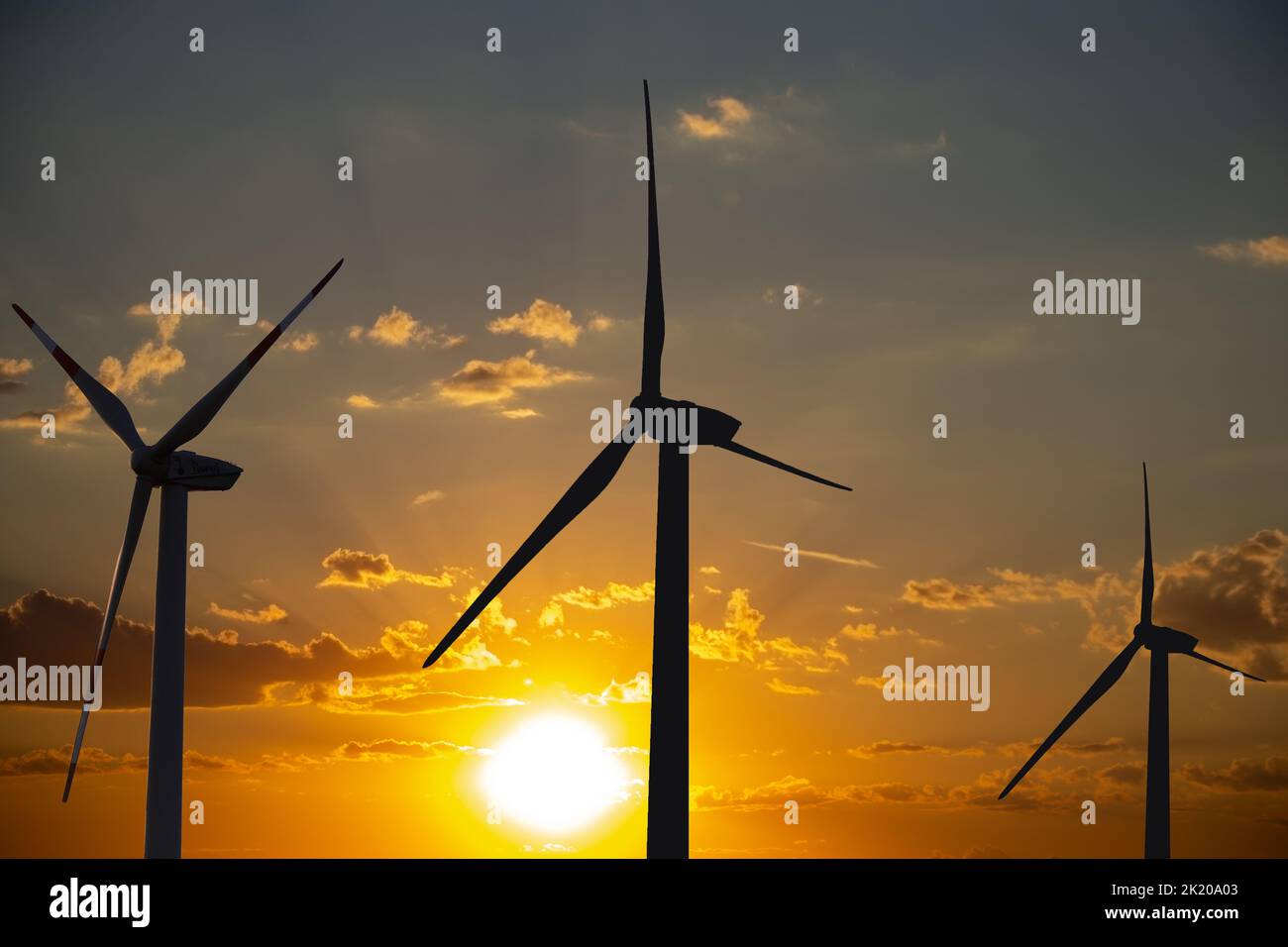 Imagen de símbolo: Aerogeneradores, parque eólico al amanecer (composición) Foto de stock