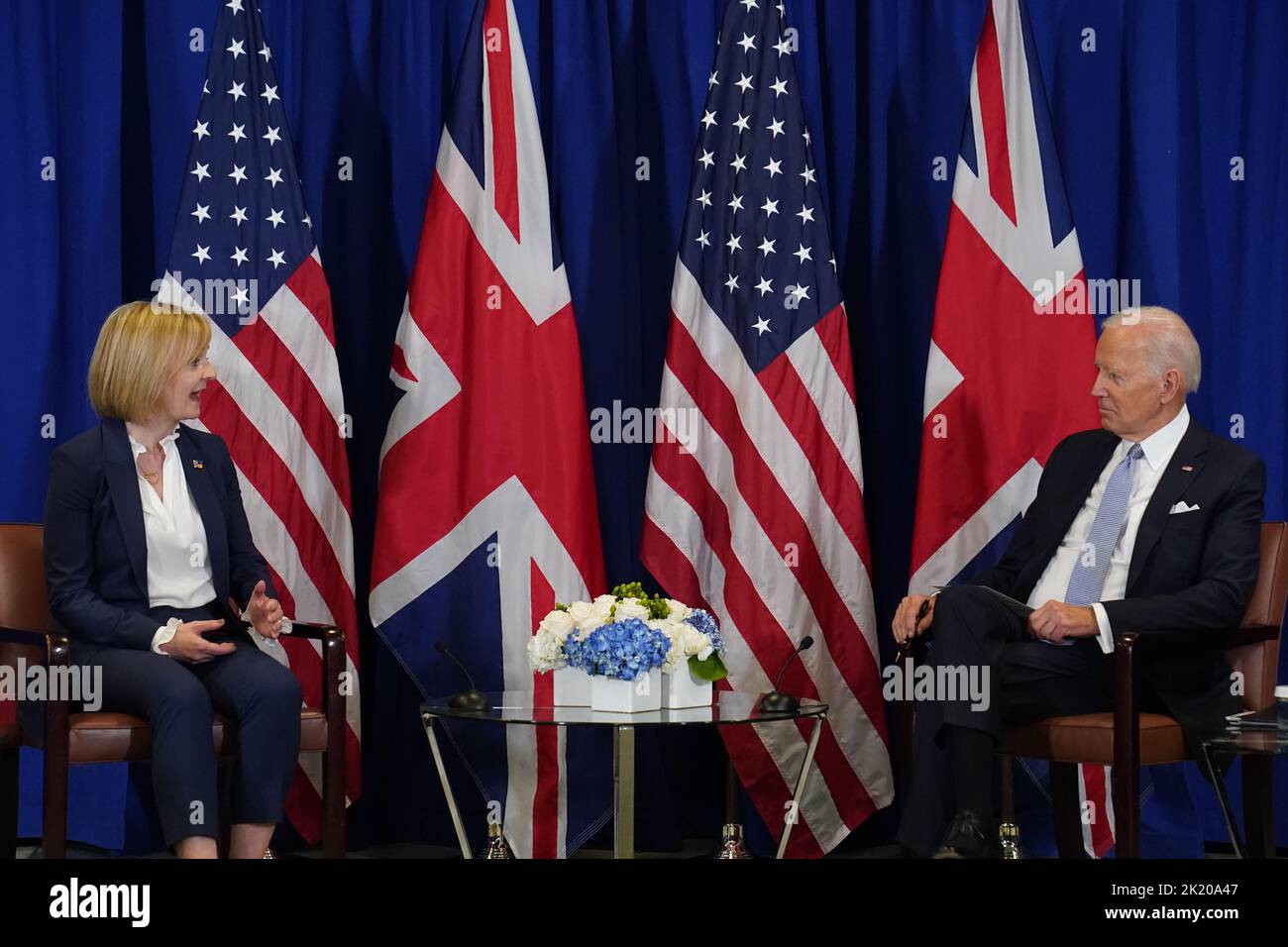 La Primera Ministra Liz Truss mantiene un acuerdo bilateral con el Presidente de Estados Unidos Joe Biden en el edificio de la ONU en Nueva York, durante su visita a Estados Unidos para asistir a la Asamblea General de la ONU de 77th. Fecha de la foto: Miércoles 21 de septiembre de 2022. Foto de stock