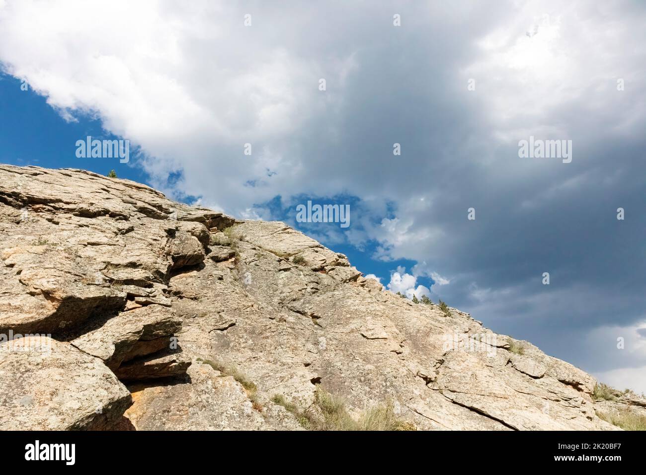 El rock se encuentra con el cielo, Colorado, EE.UU Foto de stock