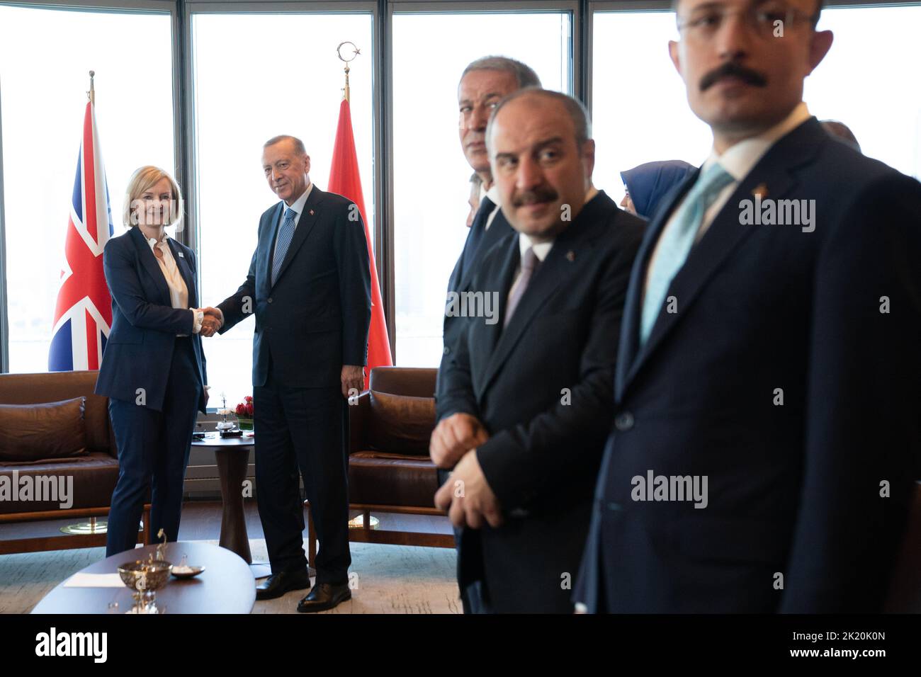 La Primera Ministra Liz Truss celebra una reunión bilateral con el Presidente Erdogan, de Turquía, en el edificio de la Misión de Turquía en Nueva York durante su visita a los Estados Unidos para asistir a la Asamblea General de las Naciones Unidas de 77th. Fecha de la foto: Miércoles 21 de septiembre de 2022. Foto de stock